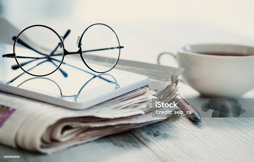 Pila de periódicos, gafas en mesa - Foto de stock de Periódico libre de derechos