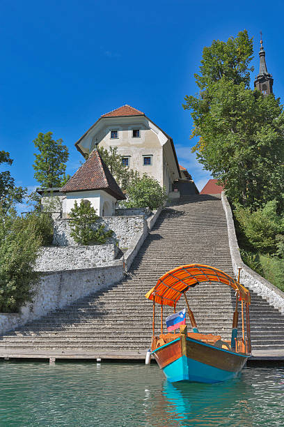 barco e igreja assunção de mary no lago bled island - landmarks roof staircase landscape - fotografias e filmes do acervo