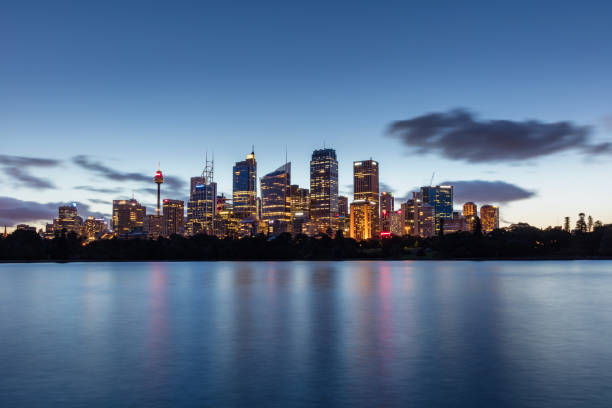 horizonte de sydney na noite de crepúsculo austrália - sydney australia skyline city panoramic - fotografias e filmes do acervo