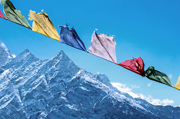 drapeau de prière bouddhiste dans les montagnes de l'himalaya, népal - bodnath stupa kathmandu stupa flag photos et images de collection