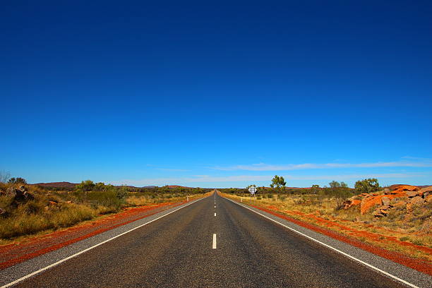 entroterra australiano autostrada - entroterra foto e immagini stock