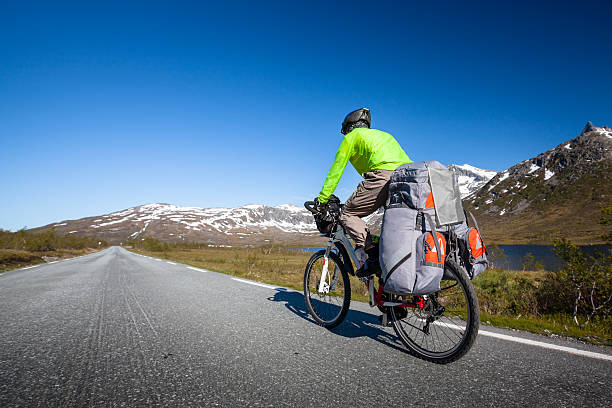 Rowerze w Norwegii przeciwko malowniczy krajobraz – zdjęcie