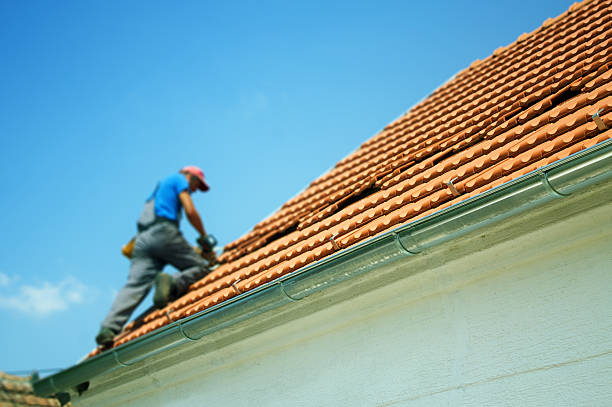 pracownik wiercenia na dachu - roof repairing tile construction zdjęcia i obrazy z banku zdjęć