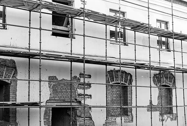 足場に壁の改装 - restoring house scaffolding history ストックフォトと画像