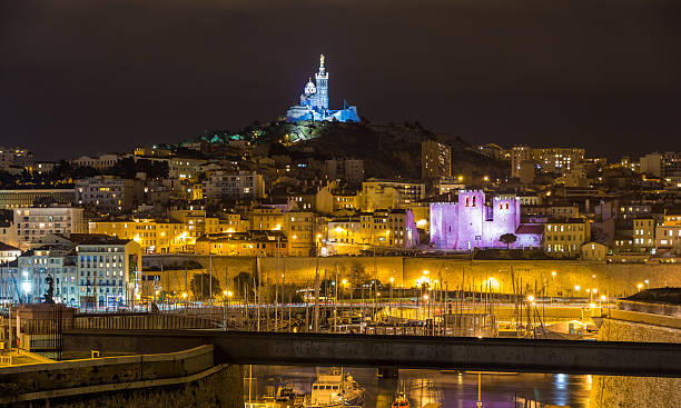 notre-dame de la garde ", die auf den alten hafen von marseille - marseille notre dame de la garde tower cathedral stock-fotos und bilder