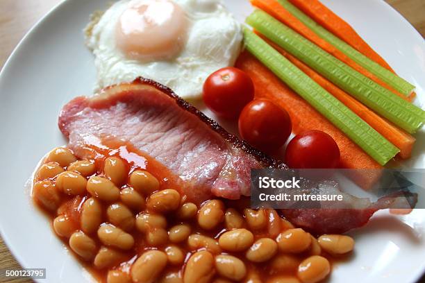 Foto de De Baixa Caloriacafédamanhã Saudável Fritos Bacon Ovo Cozido Cruas Vegetais Tomate Feijões Assados e mais fotos de stock de Aipo