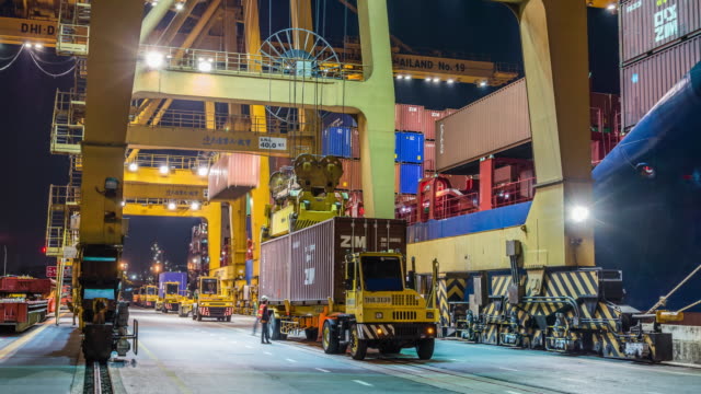 Kapal kontainer di pelabuhan di Asia 4K Time-Lapse