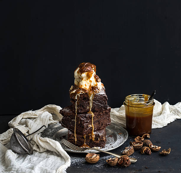 fudgy brownies wieża z solone karmel, orzechy i lodów - cream sprinkles food and drink freshness zdjęcia i obrazy z banku zdjęć