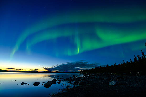 northern lights after sunset - 西北地區 個照片及圖片檔