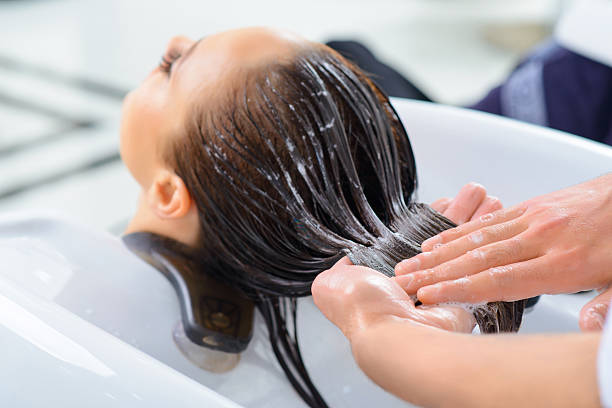 cabelo está a ser reconditioned clientes - hair care imagens e fotografias de stock