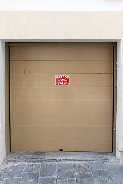 porta de garagem 2 - sign rusty industry no parking sign imagens e fotografias de stock