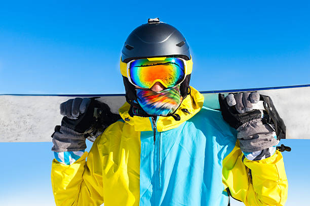 профессиональная сноубордистка стоя в снегу горный склон - skiing close up sport colors стоковые фото и изображения