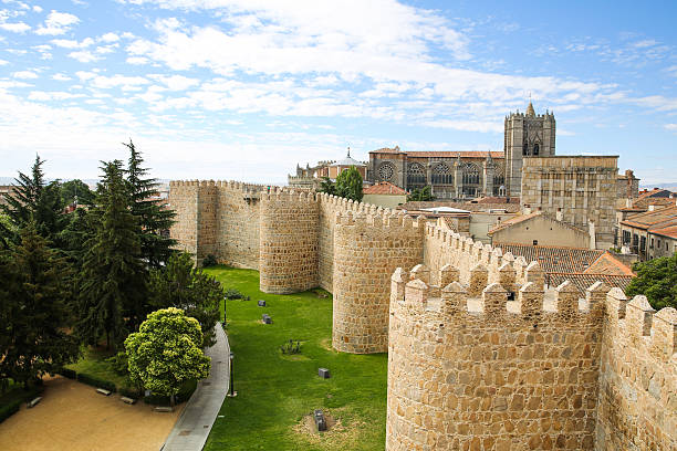 mittelalterliche wand von avila - travel avila castilla y leon spain stock-fotos und bilder