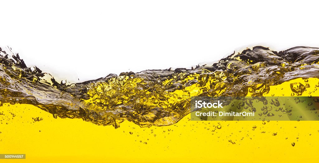 abstract imagen de un líquido amarillo vertido.  Sobre un fondo blanco. - Foto de stock de Abstracto libre de derechos