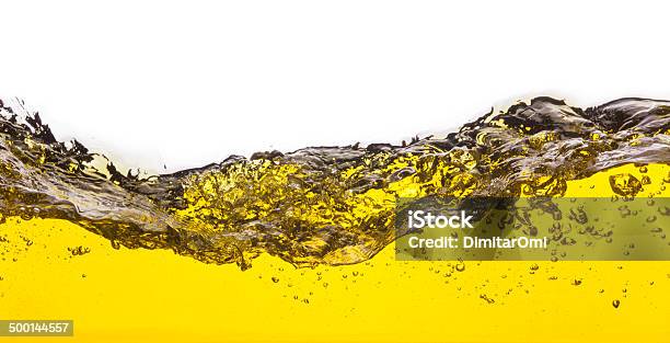 Abstract Imagen De Un Líquido Amarillo Vertido Sobre Un Fondo Blanco Foto de stock y más banco de imágenes de Abstracto