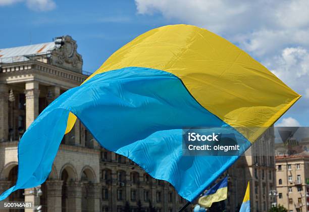 Ukrainische Flagge Fliegen Stockfoto und mehr Bilder von Ukraine - Ukraine, Außenaufnahme von Gebäuden, Blau