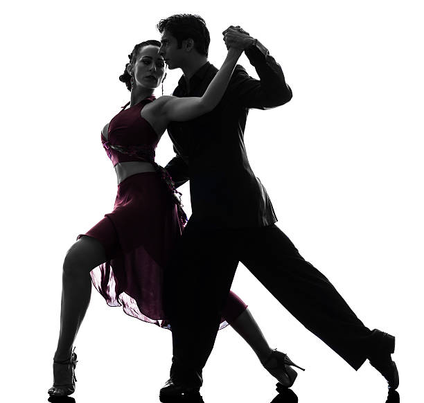 una pareja hombre mujer de silueta bailarines de baile de bailar un tango - pareja bailando salsa fotografías e imágenes de stock