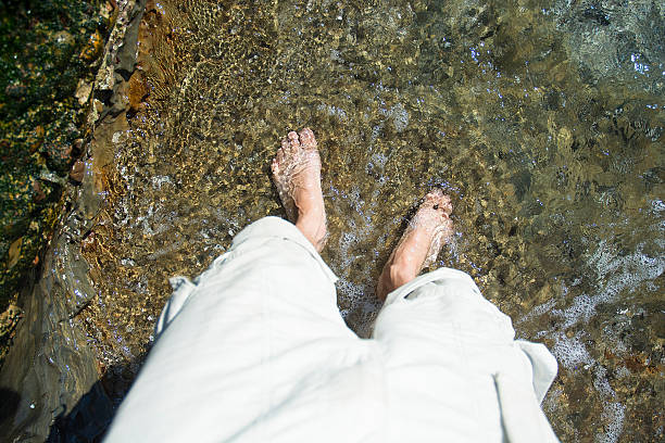 wading füße in ocean priel coral - human foot wading sea human toe stock-fotos und bilder