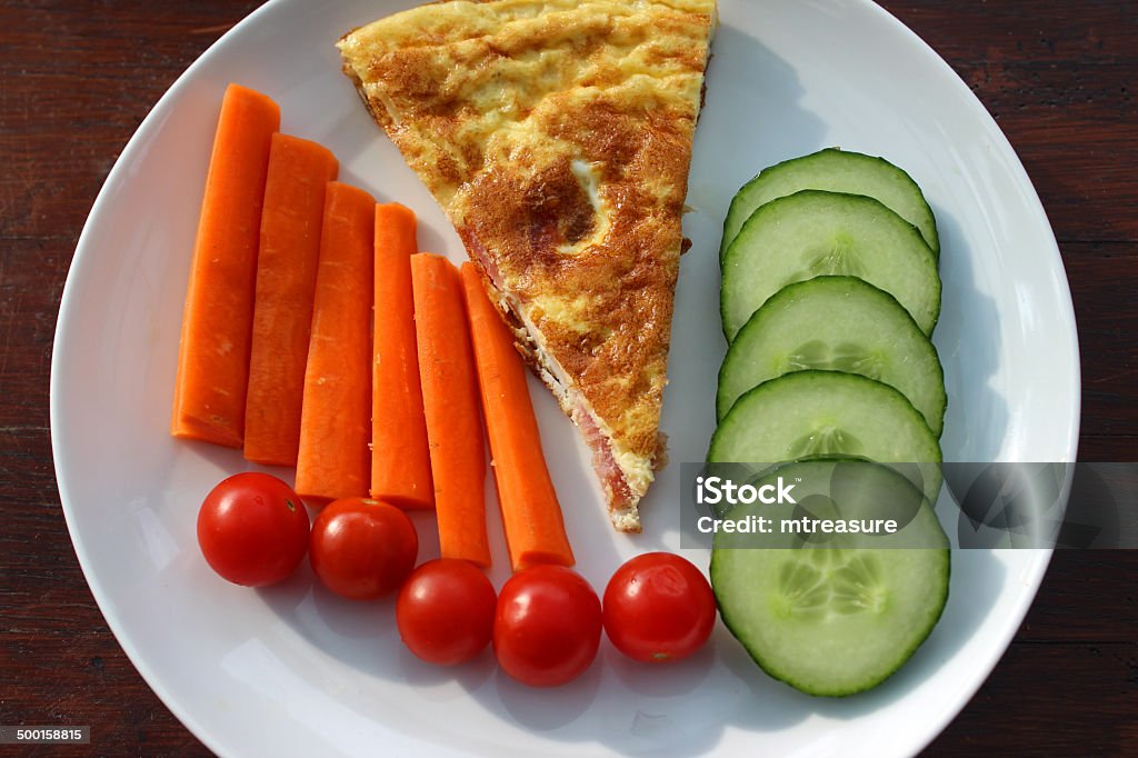 Image espagnole tortilla omelette, un déjeuner diététique, de la salade de fruits et légumes - Photo de Aliment libre de droits
