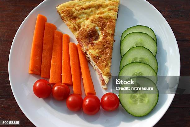 Photo libre de droit de Image Espagnole Tortilla Omelette Un Déjeuner Diététique De La Salade De Fruits Et Légumes banque d'images et plus d'images libres de droit de Aliment