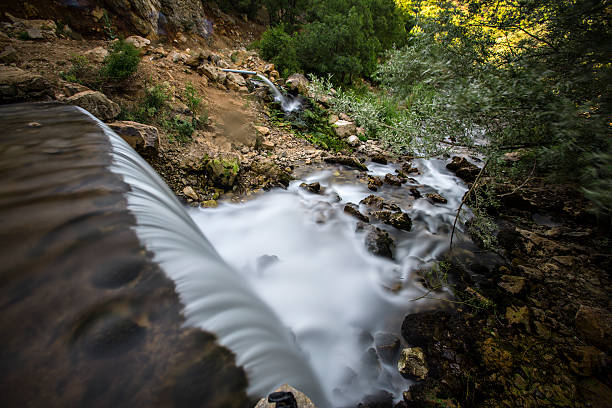 piccola cascata. - long exposure rock cloud sky foto e immagini stock