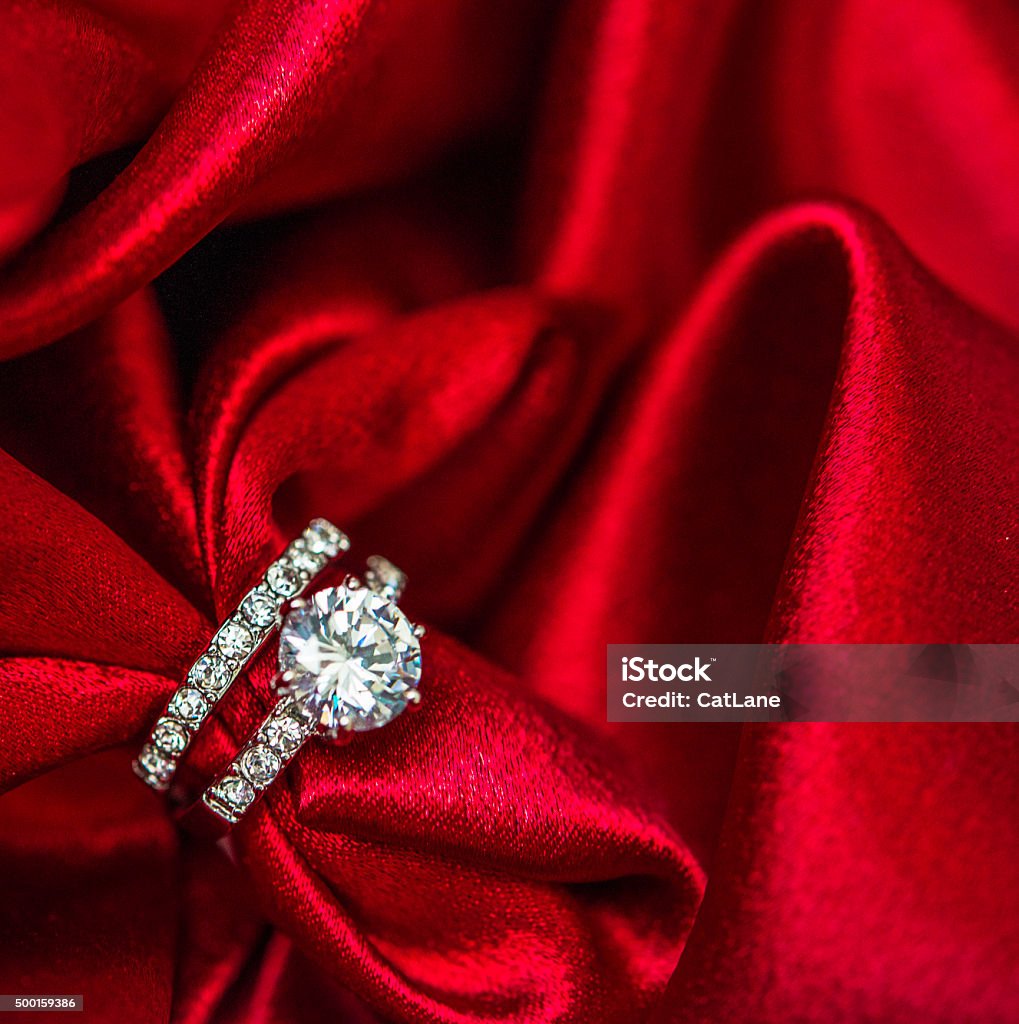 Inolvidable Barriga libro de bolsillo Anillos De Boda Y Compromiso En Tonos Rojo De Satén Foto de stock y más  banco de imágenes de anillo de diamante - iStock