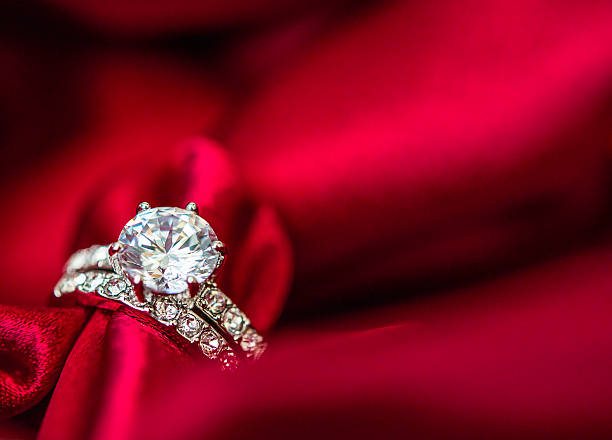 anillos de boda y compromiso en tonos rojo de satén - jewelry ring luxury wedding fotografías e imágenes de stock