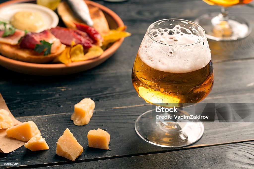 Dos vasos de cerveza - Foto de stock de Cerveza libre de derechos