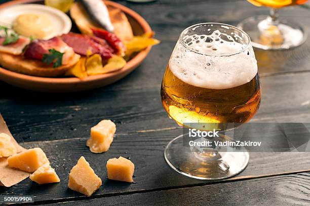 Dos Vasos De Cerveza Foto de stock y más banco de imágenes de Cerveza - Cerveza, Saborear, Tapas