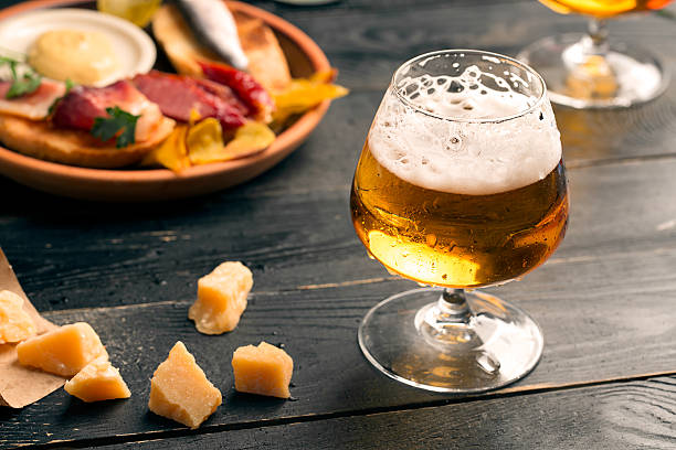 два бокала пива - amber beer стоковые фото и и�зображения