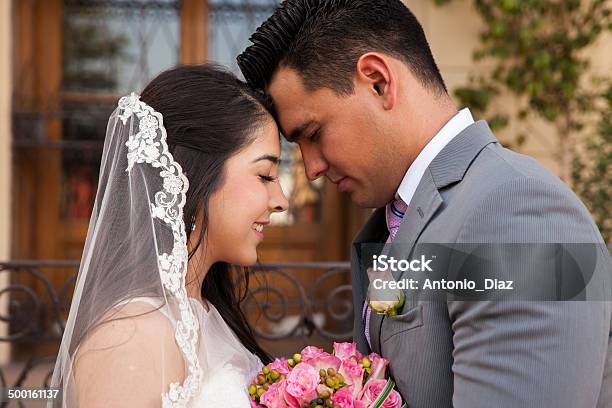 Braut Und Bräutigam In Der Liebe Stockfoto und mehr Bilder von Hochzeit - Hochzeit, Lateinamerikanische Abstammung, Frauen