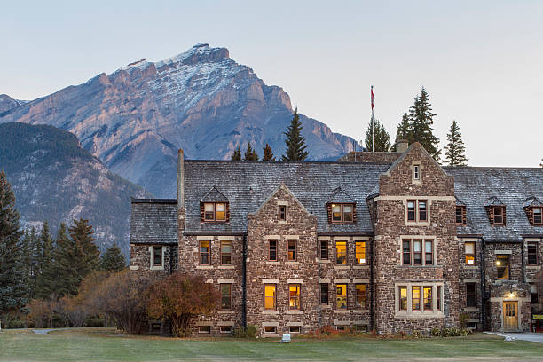 istock Sunrise on Cascade mountain with Parks admin building 500161407
