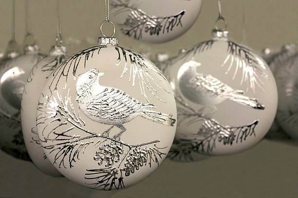 partridge in der pear tree "white christmas ornament - first day of christmas stock-fotos und bilder