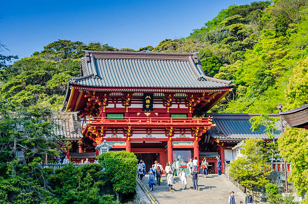 santuario tsurugaoka hachimangu-kamakura, japón - kamakura japan tourist people fotografías e imágenes de stock