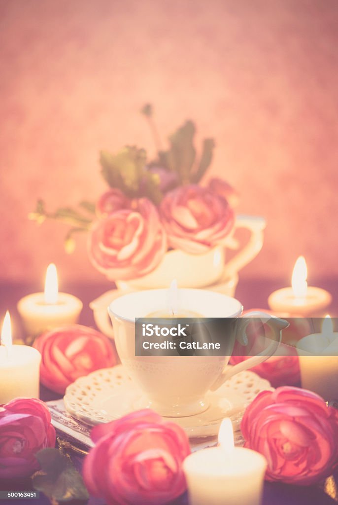 Teacups, rosas y Candleight - Foto de stock de Arreglo libre de derechos