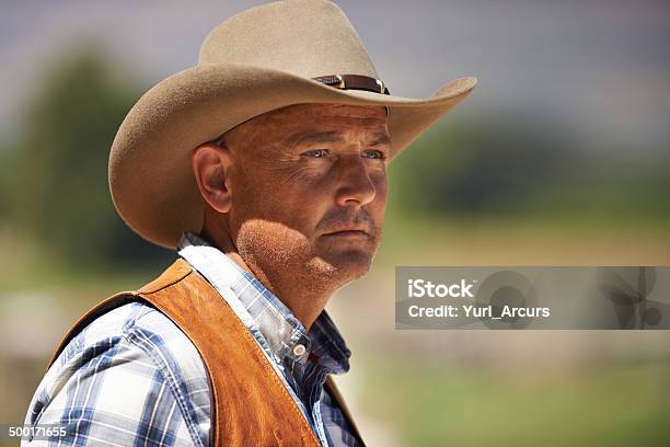 Photo libre de droit de Il Est La Surface Meanest Cowboy Dans Louest banque d'images et plus d'images libres de droit de Macho - Macho, Agriculteur, Cow-boy