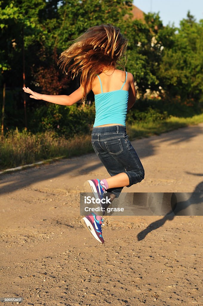 Прыжки Девушка ourdoor - Стоковые фото Активный образ жизни роялти-фри