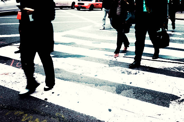 человек ходить - human foot walking business crowd стоковые фото и изображения