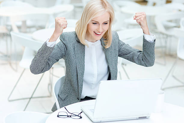 istock Business lady working in the cafe 500175612