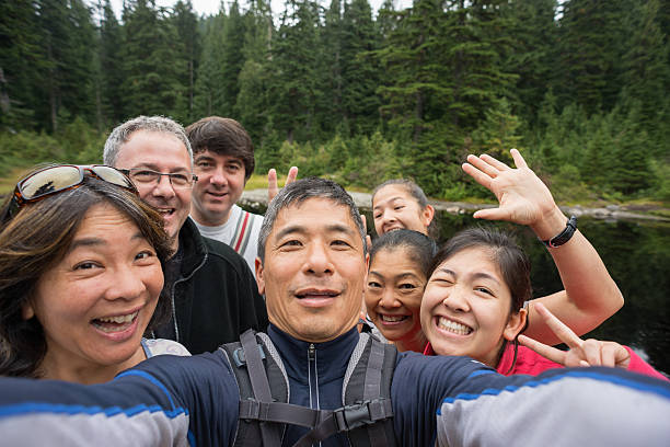 glückliche familie machen gesichter, während wanderer selfie von, kanada - mischief people making a face teenage girls stock-fotos und bilder