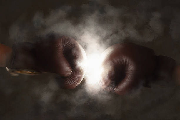 brun deux vieux gants de boxe sur ensemble - boxing ring combative sport fighting conflict photos et images de collection