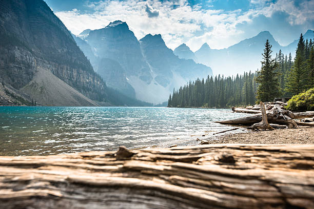 moraine lake no banff national park, canadá - montanhas rochosas canadianas - fotografias e filmes do acervo