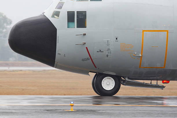 c - 130 naso landing gear - runway airport rain wet foto e immagini stock