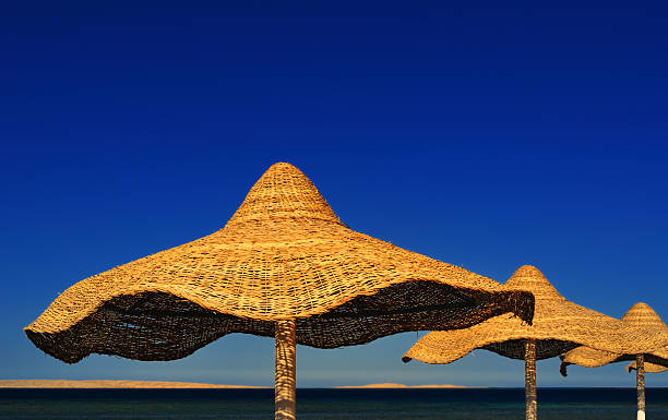 籐製傘 - sky yellow seascape summer resort ストックフォトと画像