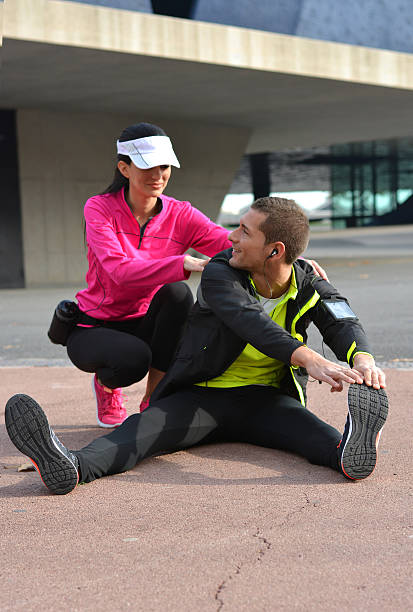 correr pareja practicar - running jogging women marathon fotografías e imágenes de stock