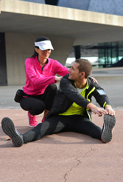 casal prática de corrida - running jogging women marathon - fotografias e filmes do acervo