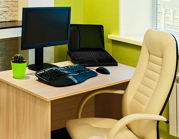 на рабочем месте с монитор, ноутбук и креслом - office chair chair two objects office стоковые фото и изображения