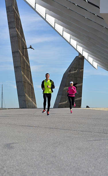 pareja practicar corriendo en la ciudad - running jogging women marathon fotografías e imágenes de stock