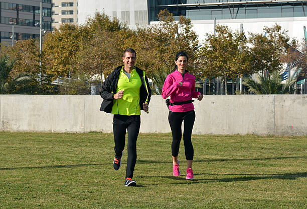 pareja practicar corriendo en la ciudad - running jogging women marathon fotografías e imágenes de stock