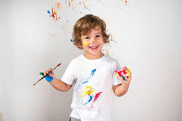 junge zeigt bunte farbe auf seine hände - kid painting stock-fotos und bilder